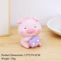 Figurine de cochon rose tenant une radio vintage, décor de bureau zen, 5,5x5,5x6,5cm - Cochon de Pêche de Groupe (2572-2B)