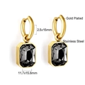 Détail de boucles d'oreilles en acier doré 18 carats avec pendentif en pierre grise - Boucles d'Oreilles Dorées Cristal Gris (EA57080BG)