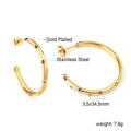 Détail de boucles d'oreilles créoles C en acier doré avec strass multicolores - Style Grandes Créoles à Strass Colorés (EA31540MG)
