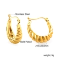 Détail de boucles d'oreilles créoles en acier plaqué or avec texture côtelée - Style Texture Ondulée Vintage (EA314101G)