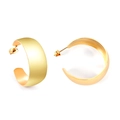Vue détaillée de boucles d'oreilles dorées mates en forme de C avec finitions larges - Style Forme C à Surface Large Mate (EA312102G-30mm)
