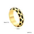 Vista dettagliata anello in acciaio dorato con motivo leopardato e larghezza 5,5mm - US 6 / Leopardo Nero Oro Gocciolamento d'Olio (RI1690B6-8G)