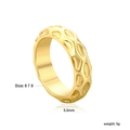 Dettaglio dell'anello in acciaio inossidabile 18K largo 5,5 mm con trama a nido d'ape - US 6 / Oro Martellato (RI169006-8G)