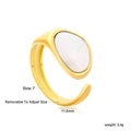 Dettaglio dell'anello placcato oro 18k con inserto in conchiglia bianca e misure tecniche - Stile Conchiglia Bianca Ovale Oro (RI1724A7G)