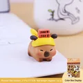 Miniatur Capybara Figur mit gelbem Helm und Geldschein-Deko für den Schreibtisch - Ziegelträger Stil (036A)