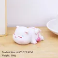 Figurine de chaton blanc allongé avec sac rose pour décoration de bureau mignonne - Ornement Chat Rose (2400-1D)