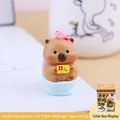 Niedliche Wasserschwein-Figur auf blauer Toilette mit rosa Fisch, 5,2 cm Mini-Dekoration - Faulenzen auf der Toilette Stil (036C)