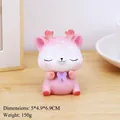 Figurine de cerf rose mignonne avec nœud violet pour bureau, taille 5x4.9x6.9 cm - Ornement Cerf Papillon Rose (2714-3A)