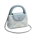Hellblaue gesteppte Beuteltasche mit Schmetterlingsstickerei und silberner Kette - Schmetterling Blau