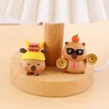 Mini-Capybara-Harzfiguren mit Sonnenbrille und Hut auf einem Holzschreibtisch - Reichtum Kombination 2er-Set (036A+B)