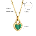 Détails macro du collier cœur en acier inoxydable plaqué or 18K avec incrustation malachite - Style Coeur de Texture Malachite (NE2C120JG)