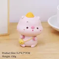 Figurine de cochon rose en résine avec chapeau jaune et sac poussin pour bureau - Cochon Piyo avec Sac à Dos (2693-1B)