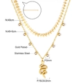 Dettaglio di una collana a doppio strato placcata oro 18K con ciondolo serpente e zirconi - Collana a Doppio Strato Serpente Dorato (NE261801G)