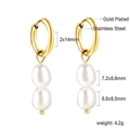 Dettaglio di orecchini a cerchio in acciaio dorato con doppie perle bianche barocche - Stile Pendente Doppia Perla Oro (EA59120AG)