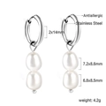Dettaglio orecchini a cerchio in acciaio argento con doppie perle e specifiche di misura - Stile Pendente Doppia Perla Argento (EA59120AS)