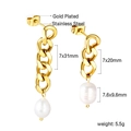 Detail von 18K vergoldeten asymmetrischen Edelstahl-Ohrringen mit Maßangaben - Gold Kette Unregelmäßige Perle Asymmetrisch (EA59160AG)