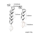 Dettaglio degli orecchini a catena in acciaio inossidabile con perle barocche e misure - Stile Perla Asimmetrico Catena Argento (EA59160AS)
