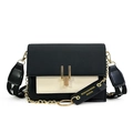 Bolso bandolera cuadrado moderno en blanco y negro con hebilla dorada y correa ancha de tela - Negro