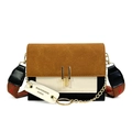 Bolso bandolera retro color-block con correa ancha estampada y cierre dorado en fondo blanco - Marrón