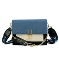 Bolso bandolera tricolor con solapa azul, cadena dorada y correa ancha de flores elegante - Azul