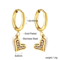 Vue détaillée des boucles d'oreilles cœur dorées avec incrustation de zircons blancs - Cœur Simple Or (EA579102G)