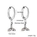 Détail macro des boucles d'oreilles en acier inoxydable avec pendentif queue de poisson - Pendentif Queue de Poisson Argent (EA579502S)