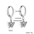 Vue détaillée des boucles d'oreilles papillon en argent et acier avec cristaux clairs - Papillon Éclatant Argent (EA579702S)