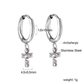 Détail macro de boucles d'oreilles lettre T en acier inoxydable avec zircons blancs brillants - Lettre T Argent (EA580402S)