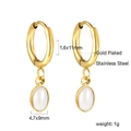 Detalle de los aros bañados en oro 1.6x11mm con colgantes de perlas ovales finas - Estilo Dorado (EA58100AG)