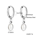 Detalle de pendientes de acero inoxidable hipoalergénico con perlas blancas y dimensiones - Estilo Plateado (EA58100AS)