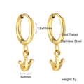Detailansicht der 18K vergoldeten Edelstahl-Creolen mit Kronenanhänger und Abmessungen - Goldener Stil (EA580601G)