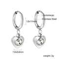 Detailweergave van roestvrijstalen hartvormige oorbellen met afmetingen en edelstenen - Zilveren Hart Creool (EA58120AS)