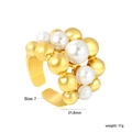 Detailansicht der klobigen goldperlen und weißen perlen auf einem offenen geometrischen ring - Dreischichtiger Perlen-Stapelstil (RI1734A7G) / Gold