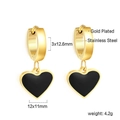 Vue détaillée des boucles d'oreilles cœur en acier doré avec émail noir et finition polie - Métal Doré/Coeur Noir(EA58460BG)