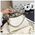 Weiße Satin Muschel-Tasche im Vintage-Stil mit Perlenkette und Goldmetall-Bügel - Weiß