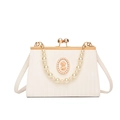 Abendtasche in Creme mit Perlenkette, Vintage-Relief und goldenem Metall-Clipverschluss - Weiß
