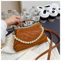 Braune Muschel-Handtasche mit Faltenstruktur, Perlengriff und goldenem Rahmen-Verschluss - Gelbbraun