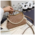 Braune Muscheltasche mit Marmormuster, Perlengriff und Leder-Schultergurt - Khaki