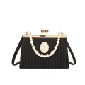 Sac de soirée noir avec chaîne en perles, détail camée et texture plissée élégante - Noir