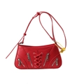Sac baguette rouge en cuir PU mat avec fermetures éclair et sangles de style motard - Rouge