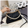 Schwarze Muschel-Clutch aus Wellensatin mit Goldgriff und weißer Perlenkette - Schwarz