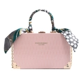 Rosa Retro-Box-Handtasche mit Seidentuchgriff und goldener Kette auf weißem Grund - Rosa