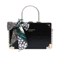 Schwarze geprägte Box-Tasche mit goldenem Griff, Kettenriemen und Seidenschal-Dekor - Schwarz