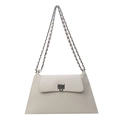 Schicke beige gesteppte Schultertasche mit Kettengurt und Trapezform auf weißem Grund - Weiß