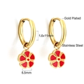 Dettaglio dell'orecchino a cerchio in acciaio dorato con ciondolo a fiore rosso - Acciaio inossidabile placcato oro / Stile Fiore Rosso (EA56440EG)