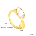 Dettaglio dell'intarsio ovale in madreperla su anello regolabile placcato oro 18K - Taglia 7 (Regolabile) / Stile Madreperla Ovale Oro (RI1725A7G)