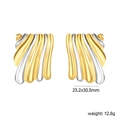 Detailsicht zweifarbiger Edelstahl-Ohrringe mit Wellendesign und Maßen 23,2x30,5mm - Wellige Fächerohrringe (EA5C8201M)