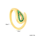 Detail van 18K gouden ring met groene stenen die maat 7 en 12mm breedte laat zien - Maat 7 (Verstelbaar) / Smaragdgroen (RI1714J7G)