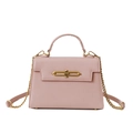 Bolso bandolera rosa chic con textura de palma, cadena dorada y cierre metálico - Rosa