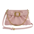 Rosa Schultertasche aus PU-Leder mit goldener Schnalle und Kette auf weißem Grund - Rosa